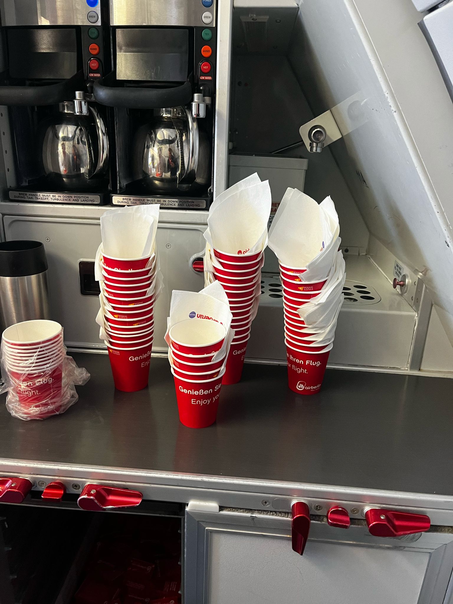 An Bord wurden die letzten Vorräte aus AirBerlin-Zeiten verteilt
