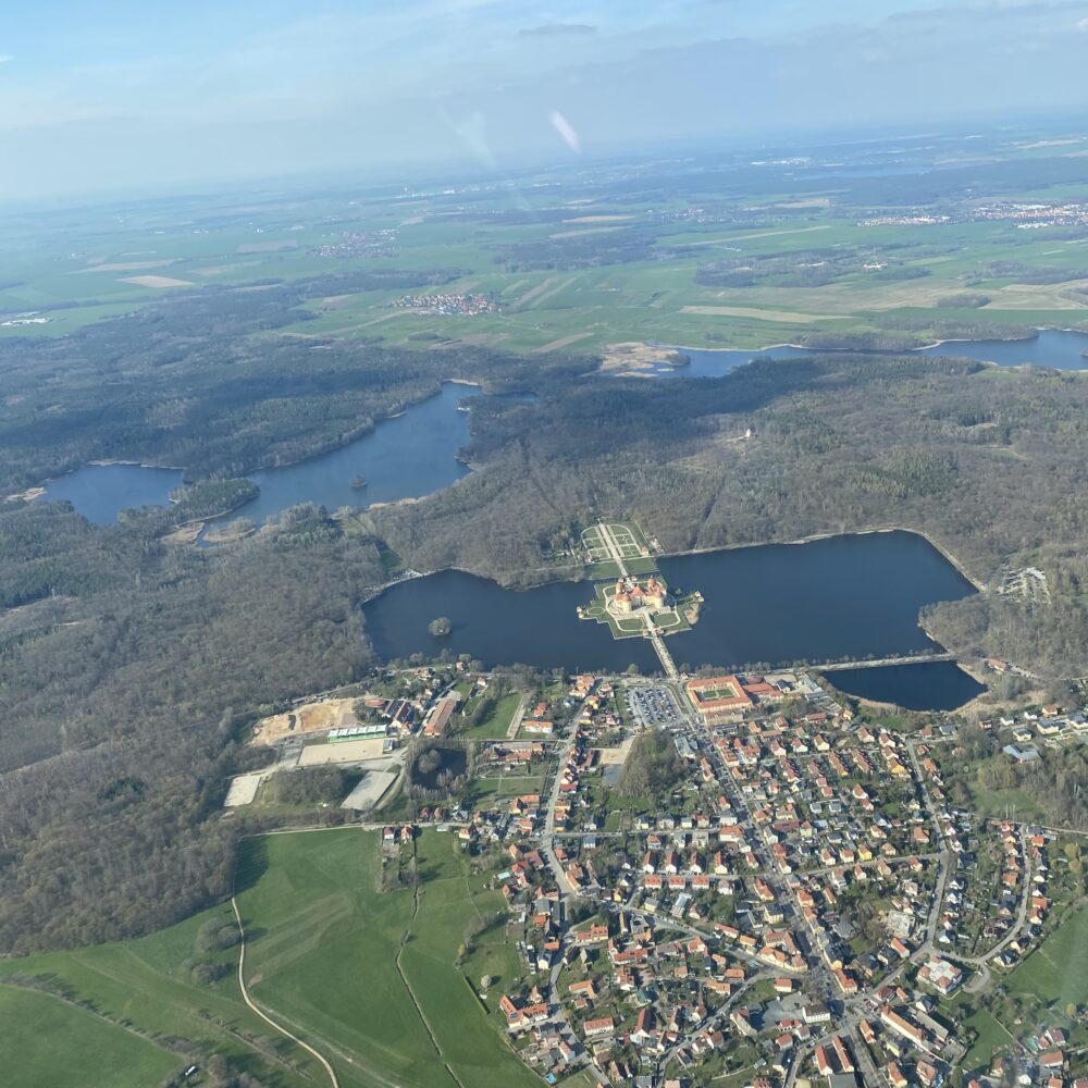 Schloss Moritzburg beim Rundflug in Dresden. Überflug in ca. 3000 ft / 1000 m Höhe.