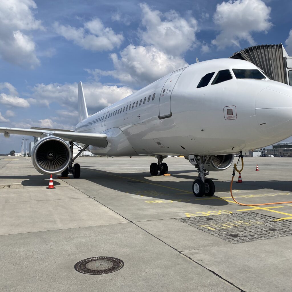 Weißes Passagierflugzeug auf dem Vorfeld