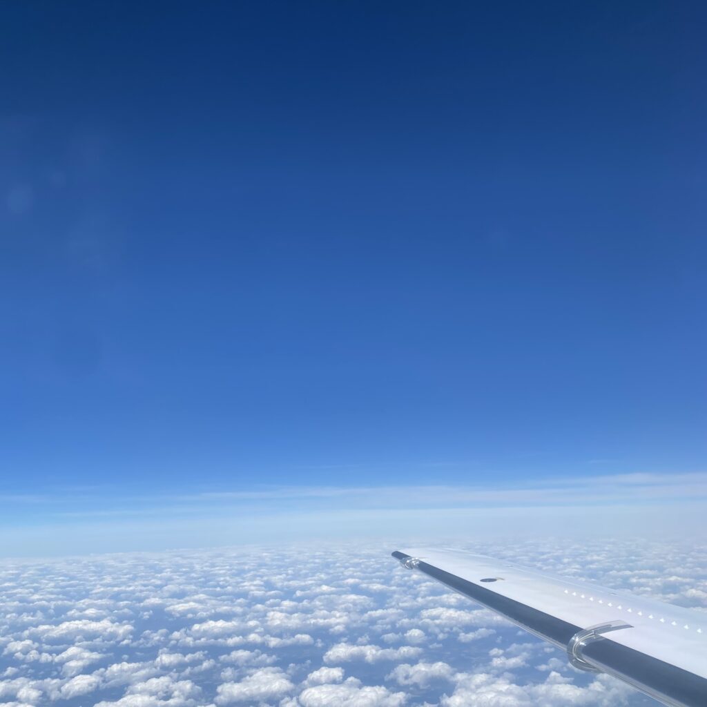 Tragfläche über den Wolken